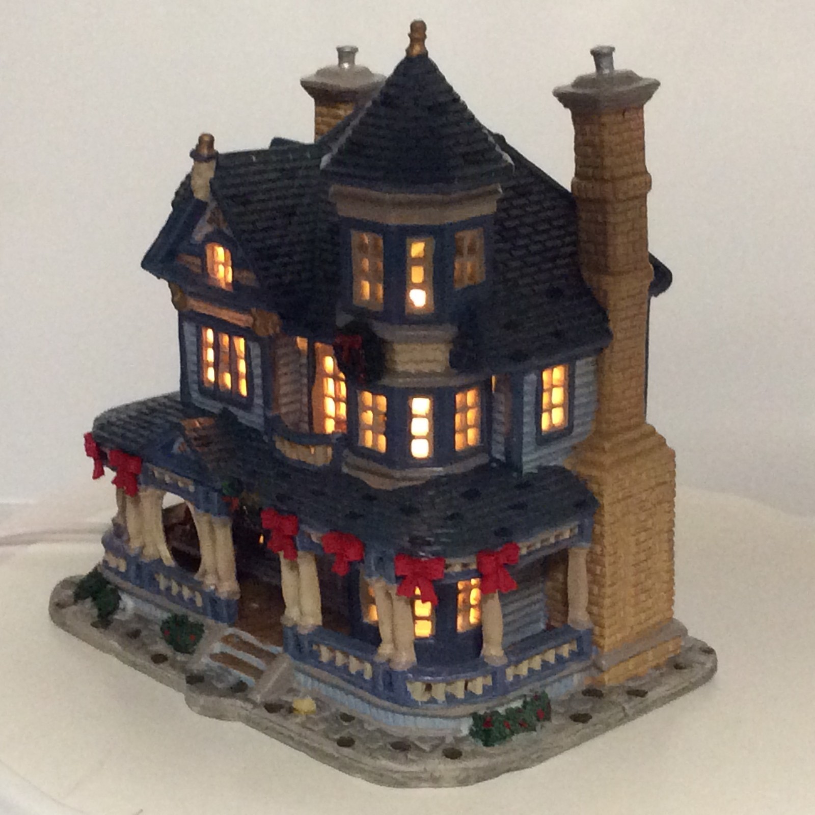 2004 LEMAX Coventry Cove Village Lighted “BENSEN HOUSE” #45116