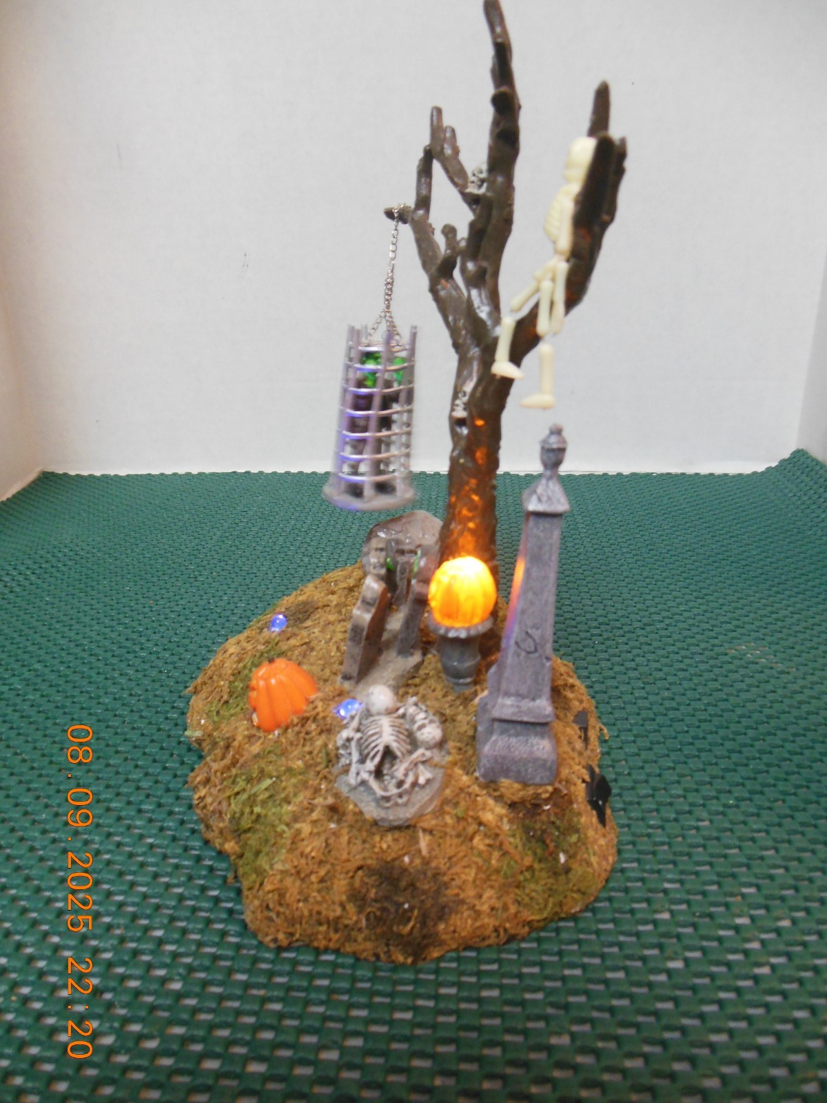 Lemax Spooky Town Pumpkin Hollow – Caged Monster – Great shape