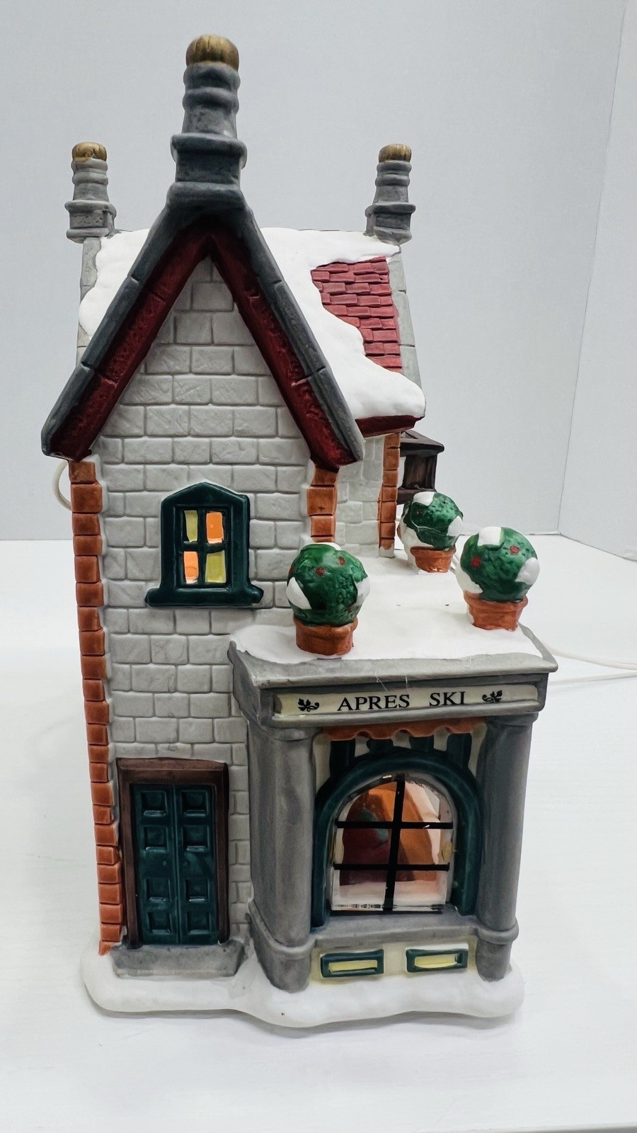 Christmas Delights “Apres Ski Lodge” Porcelain Lighted House Excellent !