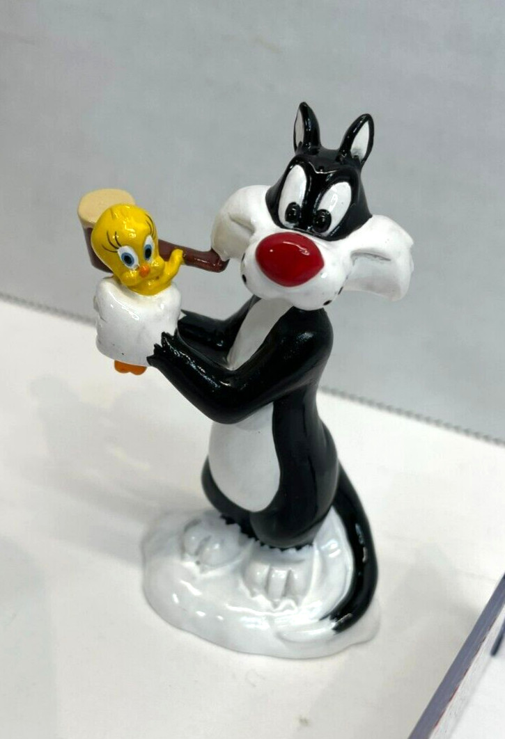Dept 56 Vintage Looney Tunes Snow Village Animation Film Festival Bugs Bunny NEW