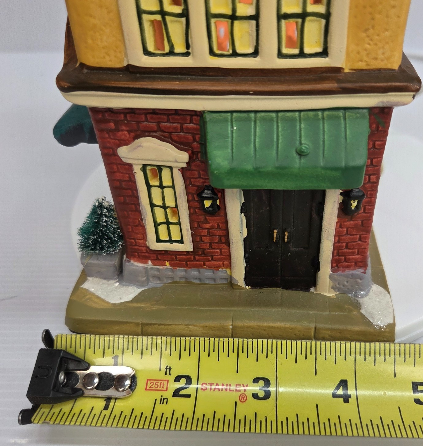 Jo-Ann 2010 Jennee’s Cupcake Shop Lighted Christmas Village Building Holiday