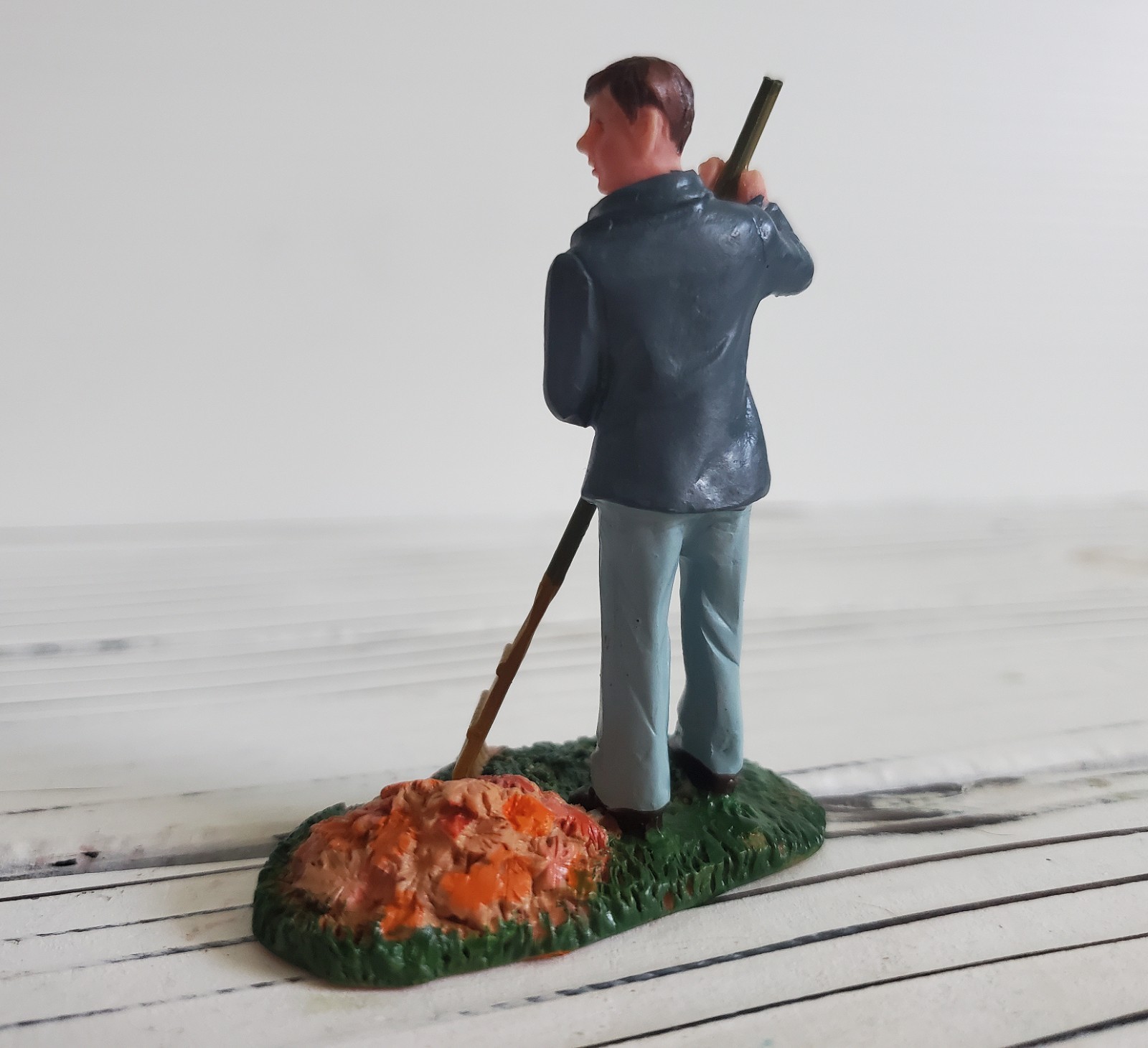 Halloween LEMAX Man Racking Leaves, Village People Resin Figurine