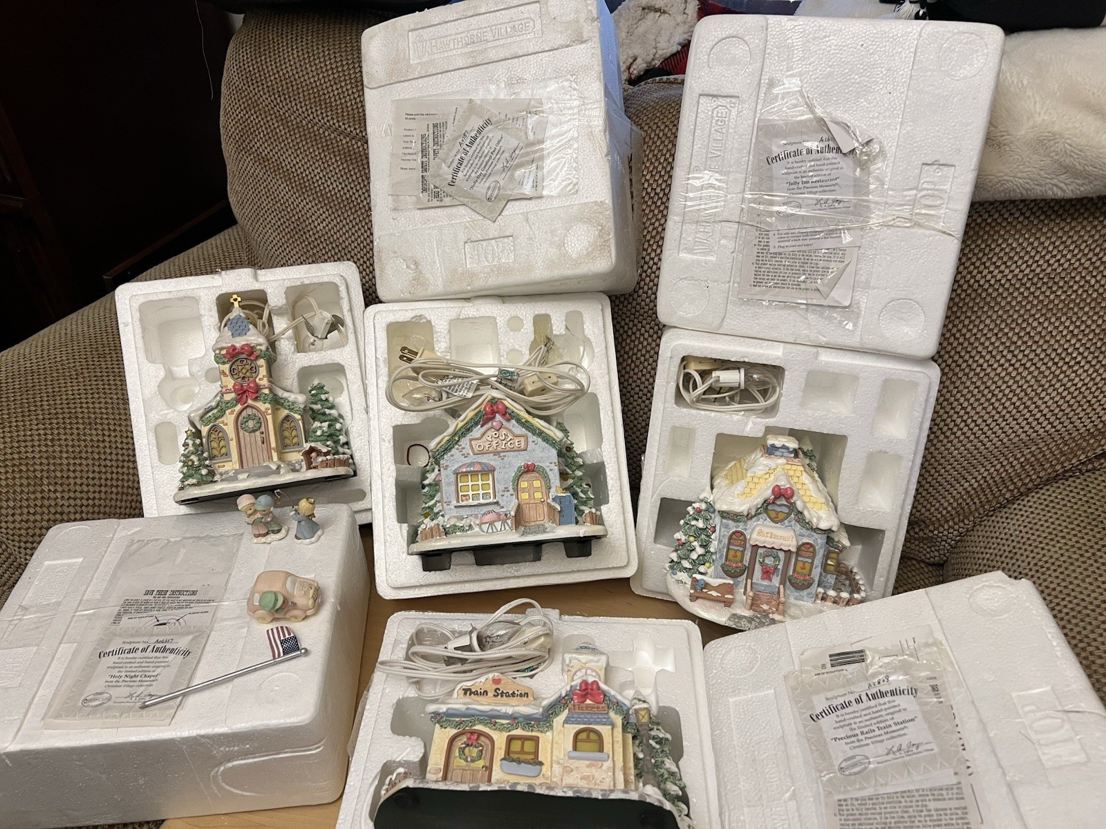 Precious Moments Hawthorne Village 4 Bldgs Chapel Inn Train Post COA In Box GrpB