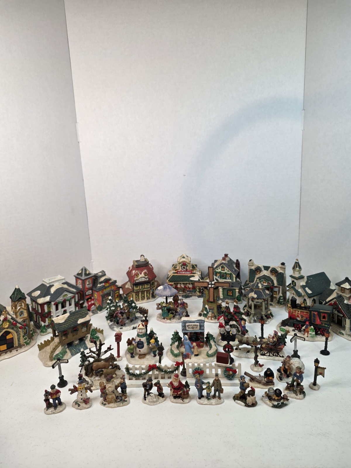 2003 Cobblestone Corners Christmas Village 9 Buildings Lights Work 35 Figures
