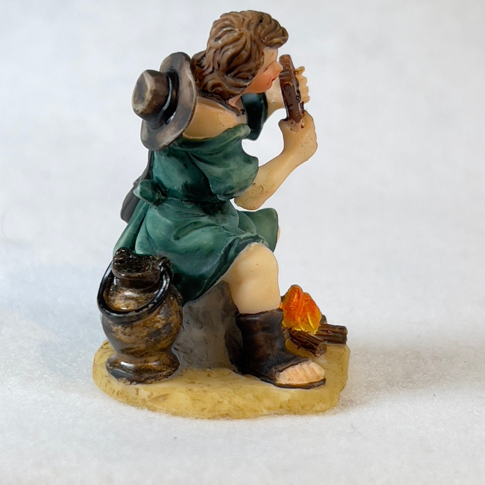 Grandeur Noel 2001 Bethlehem Village Man w/ Campfire O’Well Porcelain Resin