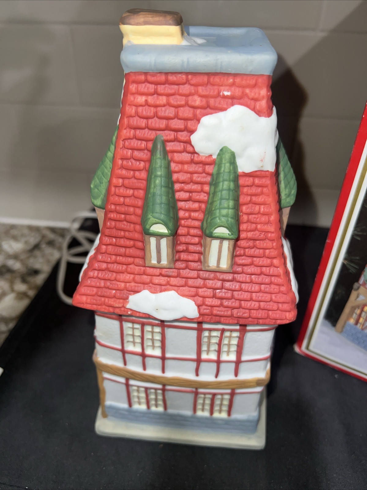 DICKENS COLLECTABLES Town Series “TAVERN” Christmas Village 1995 VTG 9″