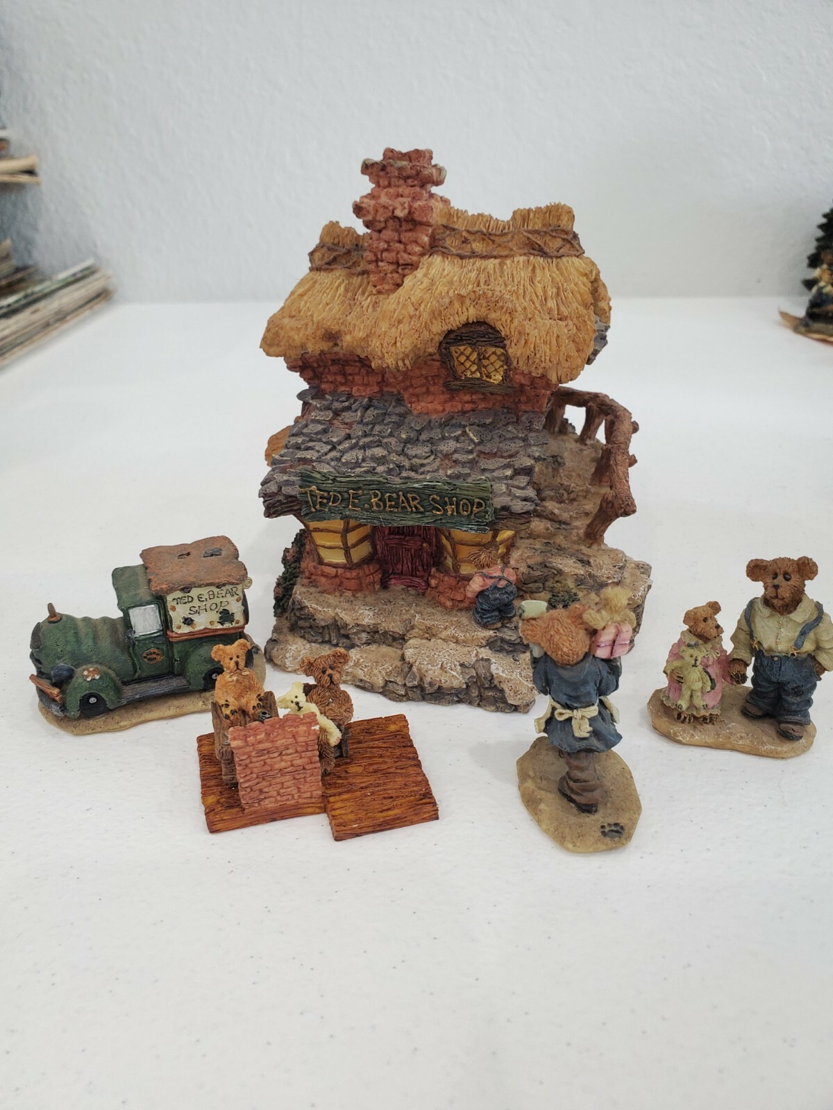 Boyds Bearly – Built Villages: Boyds Town Ted E. Bear Shop 19001 (2000)