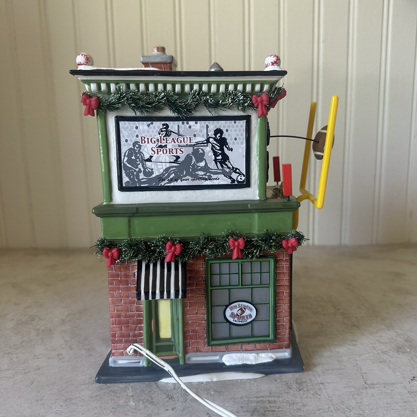 Dept 56 Snow Village Big League Sports Store #55604 READ 2006 Christmas W Light