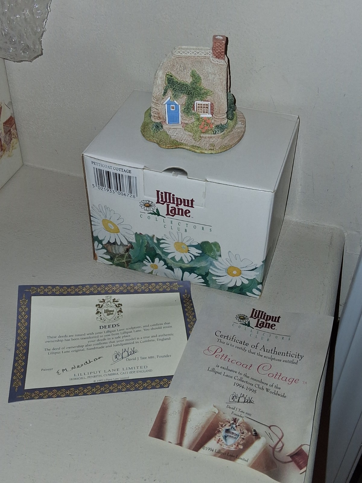 EUC w/ Box Lilliput Lane Collectors Club 1994 Petticoat Cottage 3″ w/ Deeds