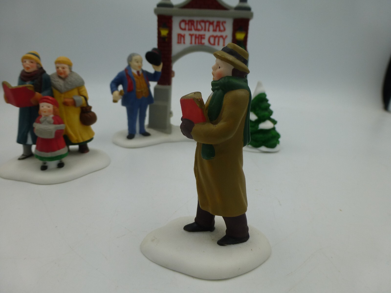 Dept 56 -‘Caroling Thru the City’ 3 Figures 5548-4, ‘Key to the City’ 5889-3 etc