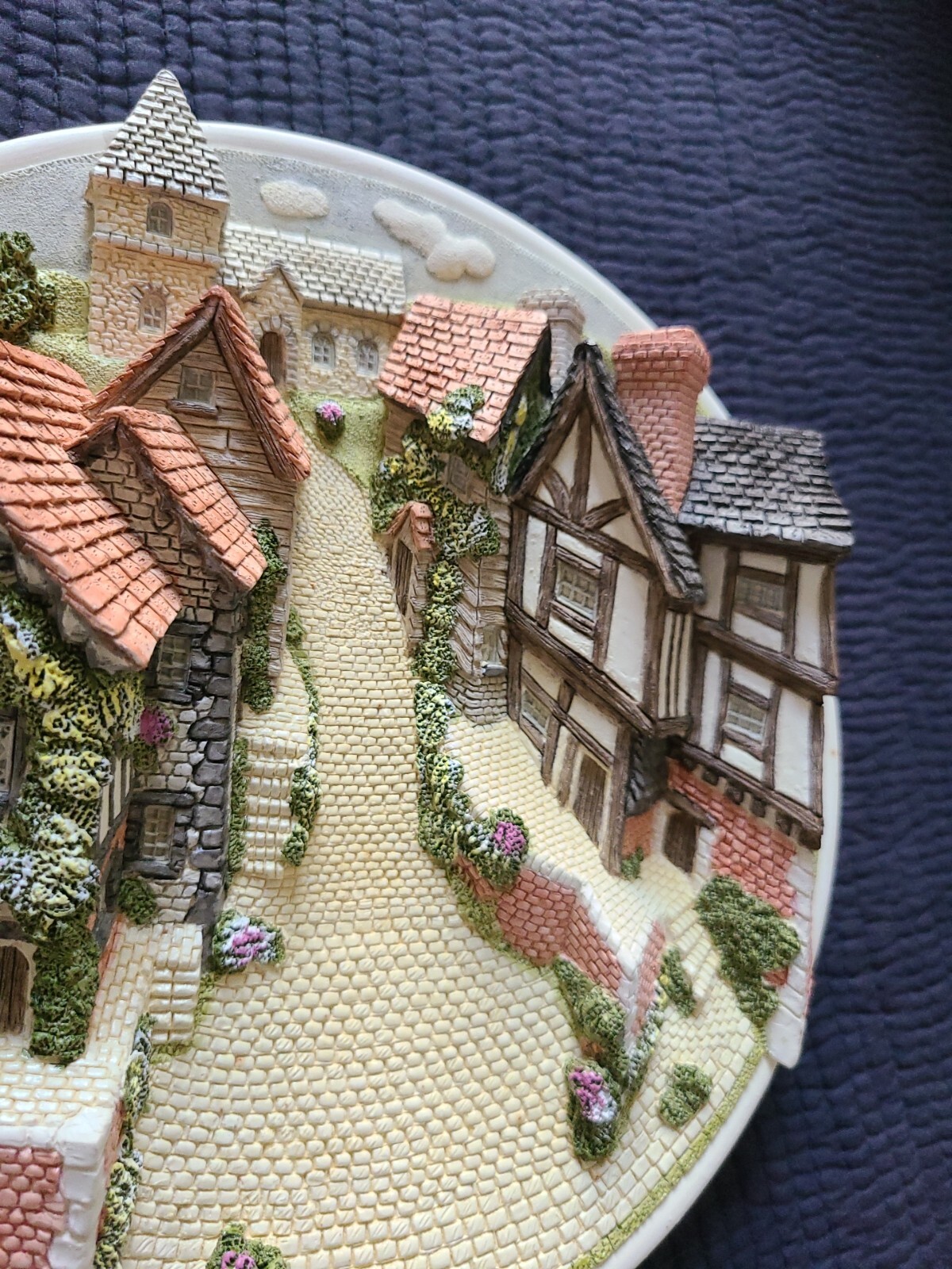 David Winter Cottages – Collector’s Guild Piece – 3D Plaque – Cobblestone Street