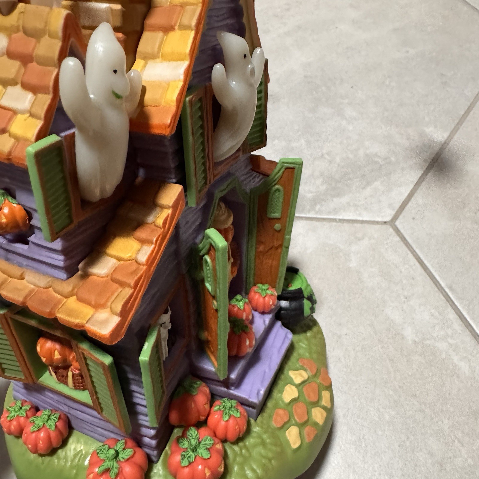 Halloween Haunted House “Boo Drop Inn” Village Motion Lights Sound Boxed