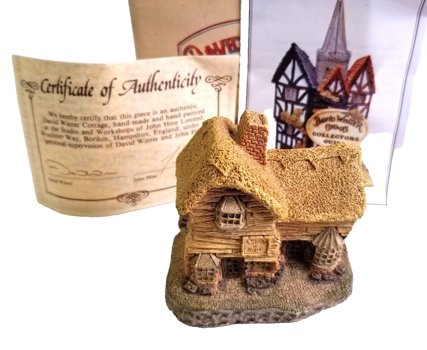 David Winter Cottages 1982 The Village Shop With Box 2.5″ Miniature House