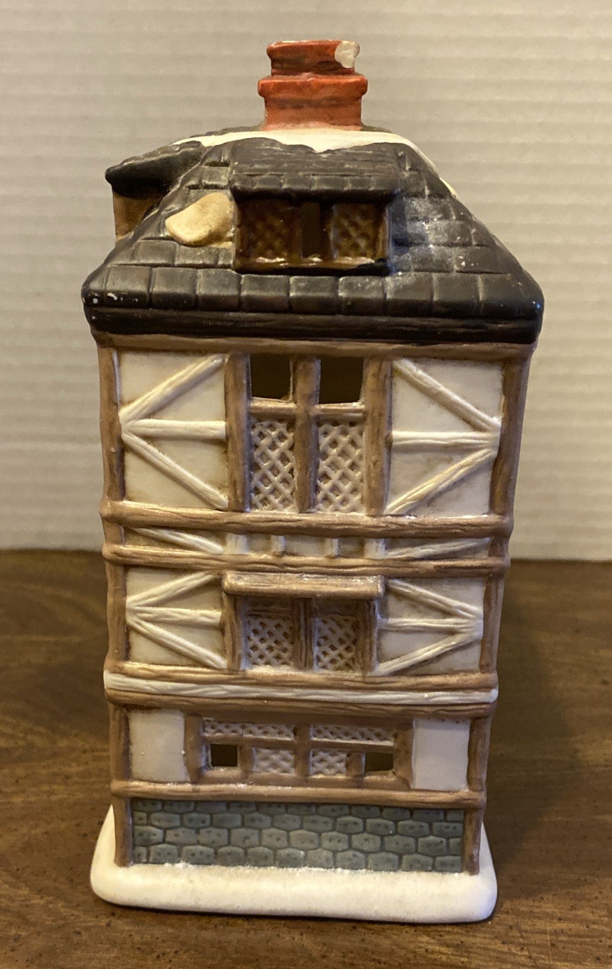 Vintage 1989 Brinn’s Village White Lion Inn- No Cord 7 1/2” Tall X 5” Wide