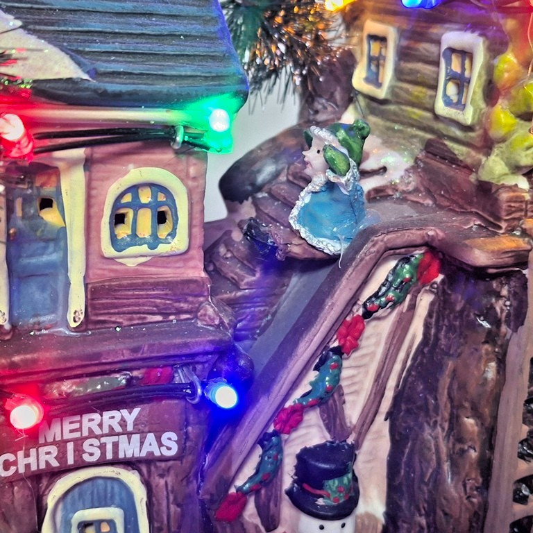 Crosslight Christmas Village Tree House ~ Uses batteries, 7″ Tall