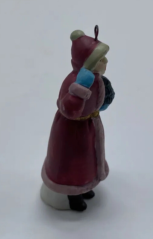 Dickens Collectables Christmas Village Accessory WOMAN FIGURINE Dollhouse F51