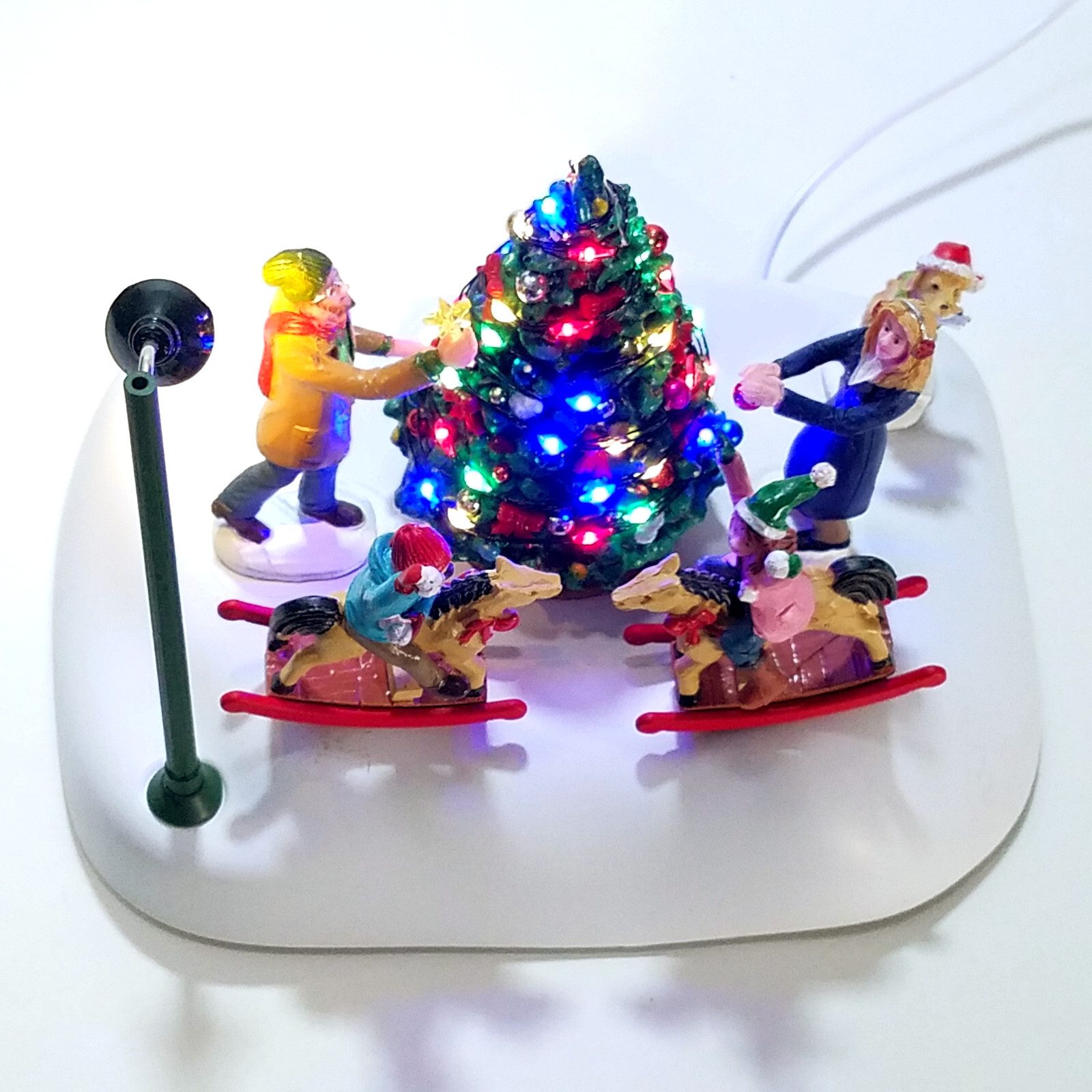 Lemax Rockin’ Around The Christmas Tree Caddington Village 44321 U2 Happy Family