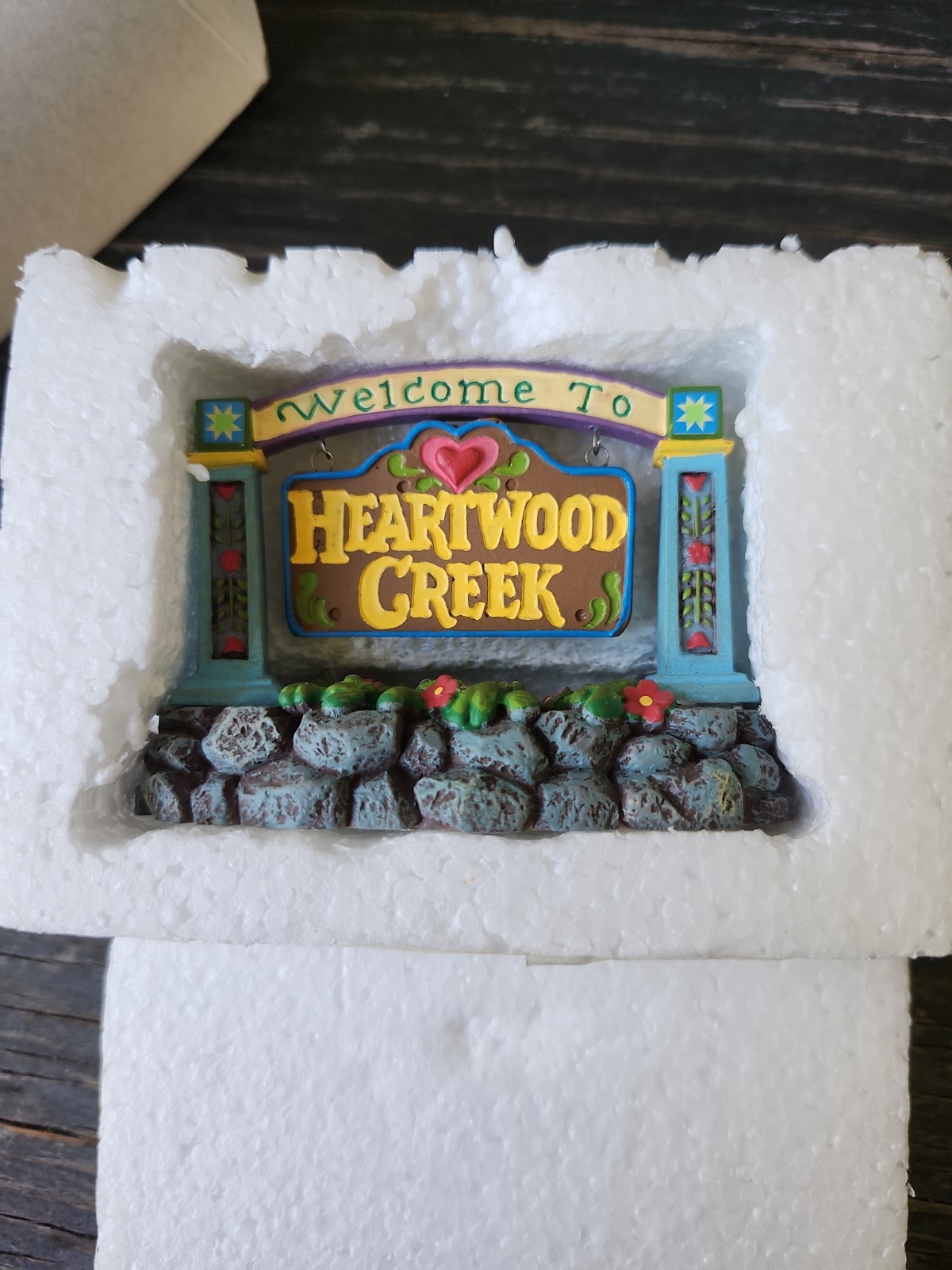 DEPT 56 NEW ENGLAND JIM SHORE Accessory WELCOME TO HEARTWOOD CREEK SIGN w/ box