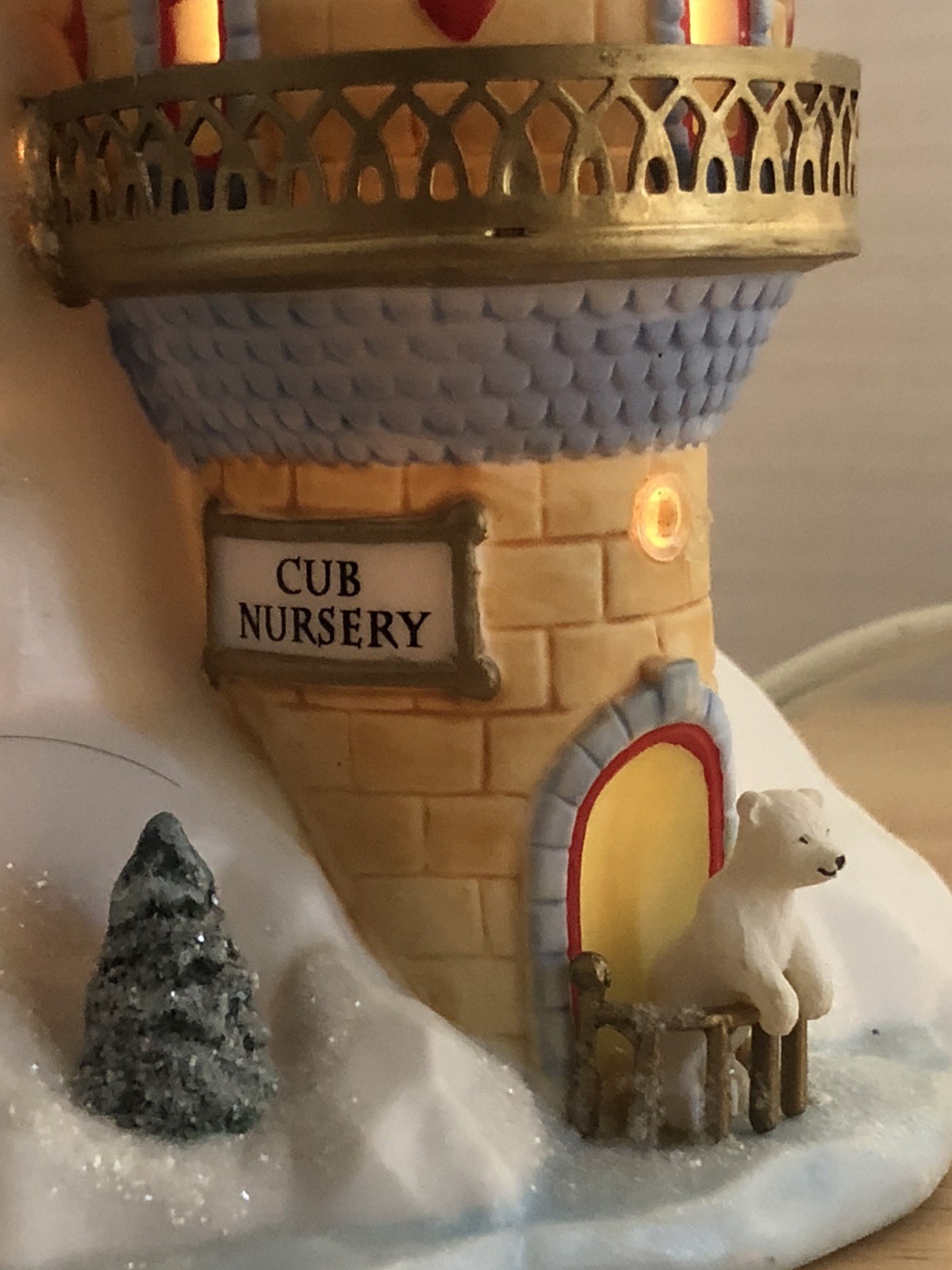 Dept 56 North Pole Polar Bear Palace #799918 Ltd Ed 12000 Retired w/ Box