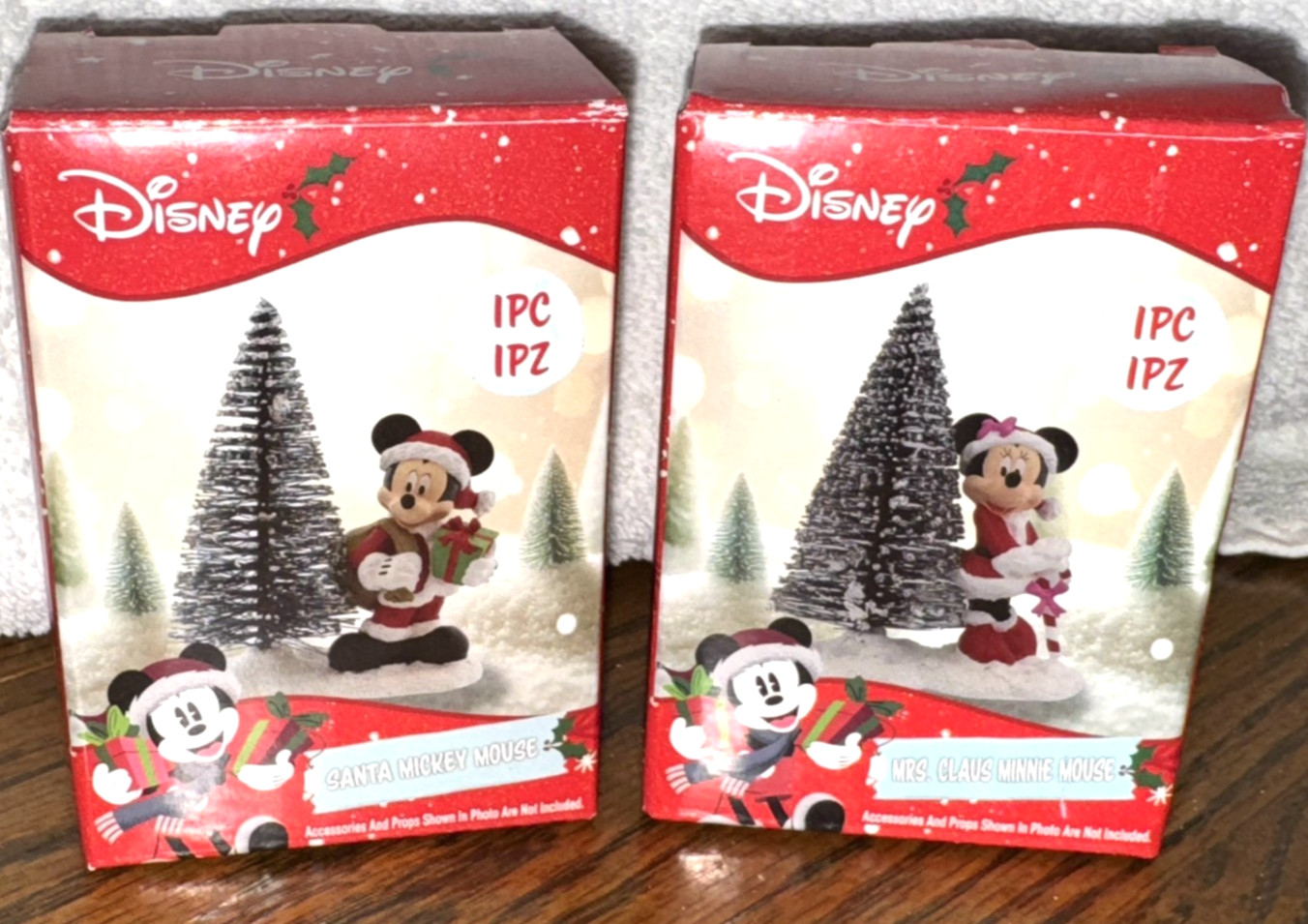 New 2 Lot DISNEY RUZ MICKEY & MINNIE MOUSE CHRISTMAS VILLAGE FIGURINE ACCESSORY