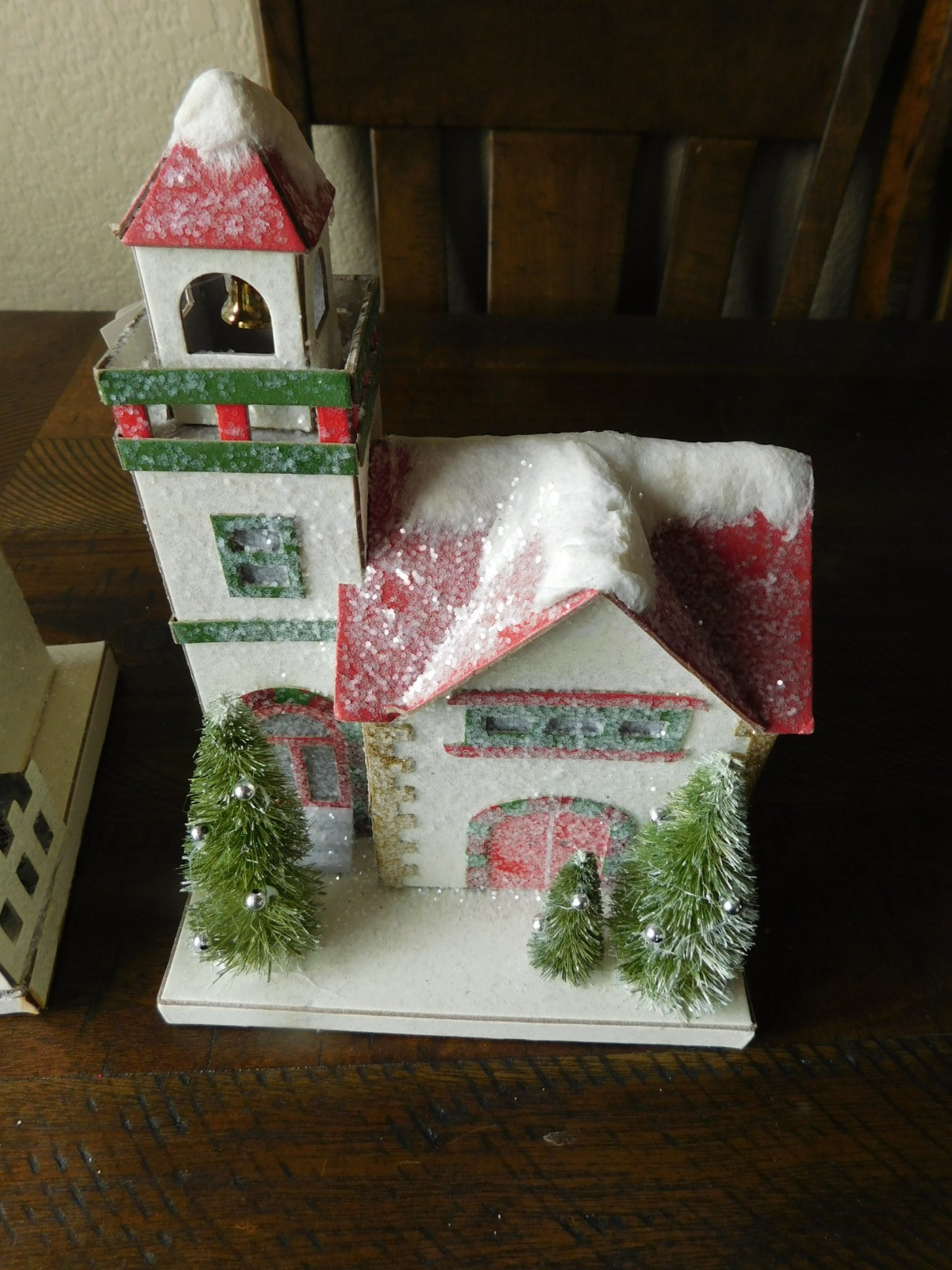 3 CARDBOARD VILLAGE HOUSES ARE DECORATED WITH GLITTER & LIGHT UP + 3 ORNAMENTS
