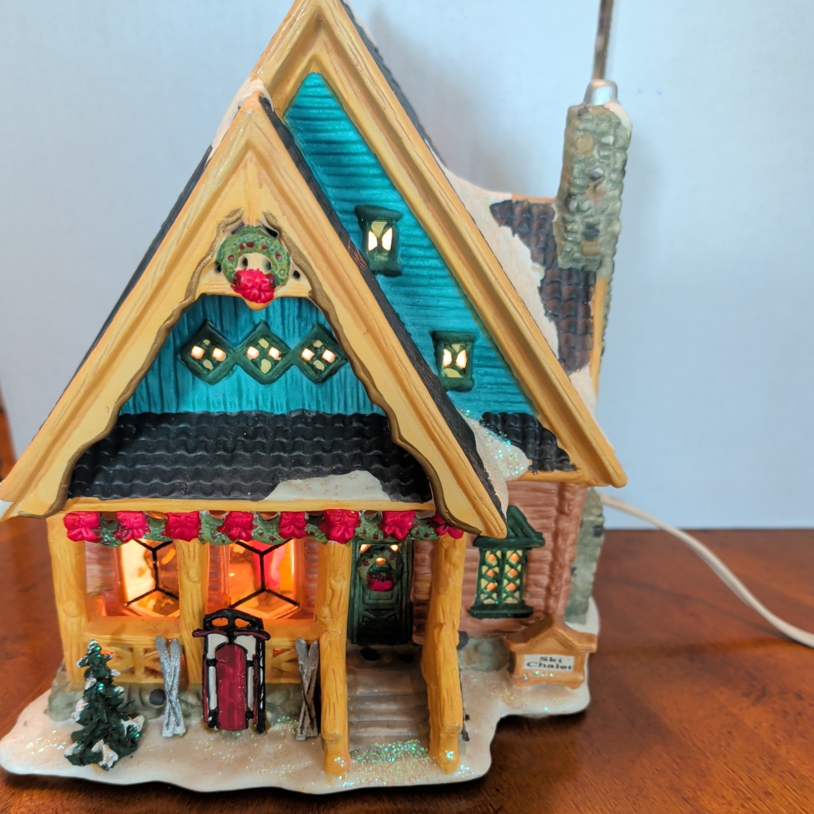 CHRISTMAS Holiday Time 2004 Alpine Lodge Christmas Village – Lights Up VINTAGE