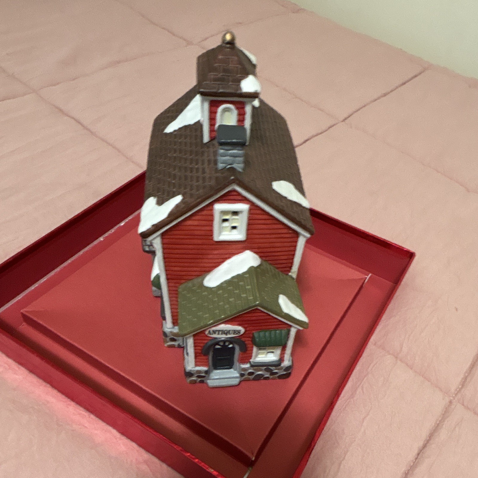 Dickens Keepsake Santa’s Antique Shop Lighted Ceramic Village House 1995