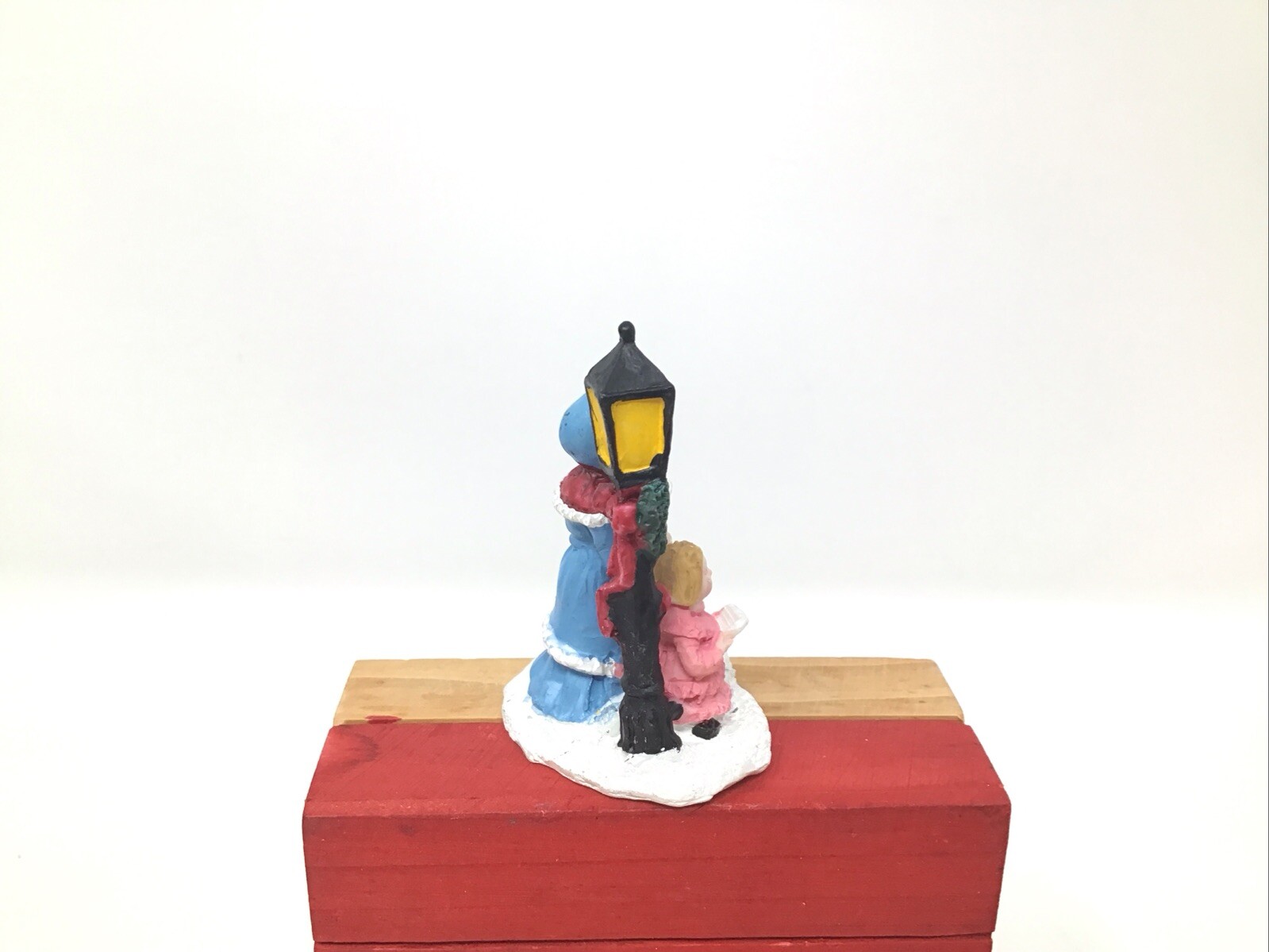 Christmas Village Figurine Carolers Dog Street Lamp Wreath Resin 3” Tall Vintage