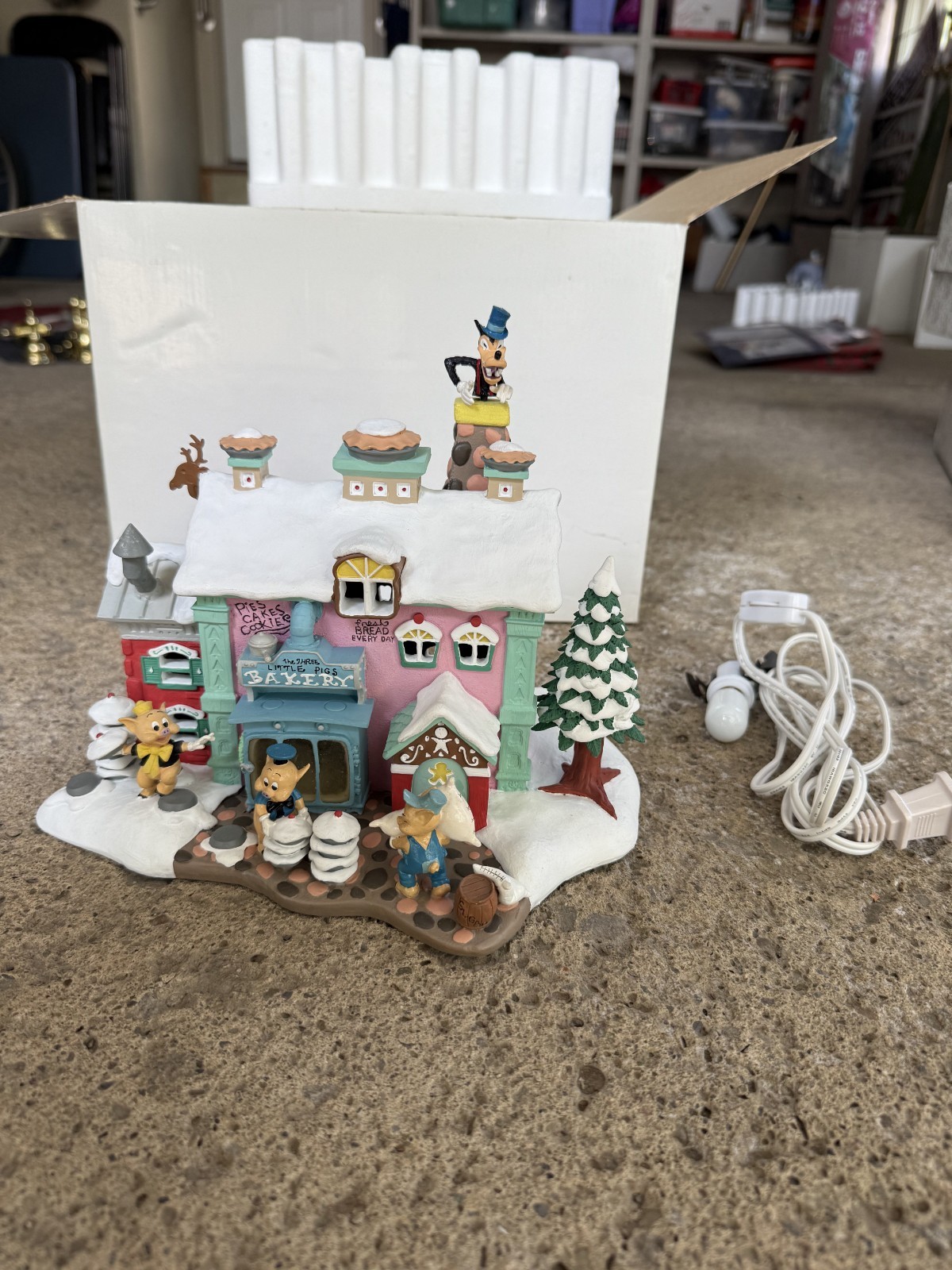 Disney Winter Wonderland Three Little Pigs Bakery House, NIB, Danbury Mint