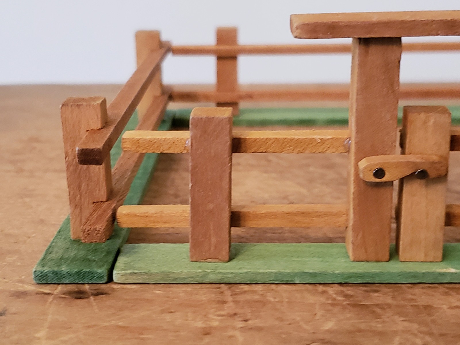 Vintage 4PC Wood TINY 6″W X 2″T Germany PUTZ Erzgebirge VILLAGE Christmas FENCE