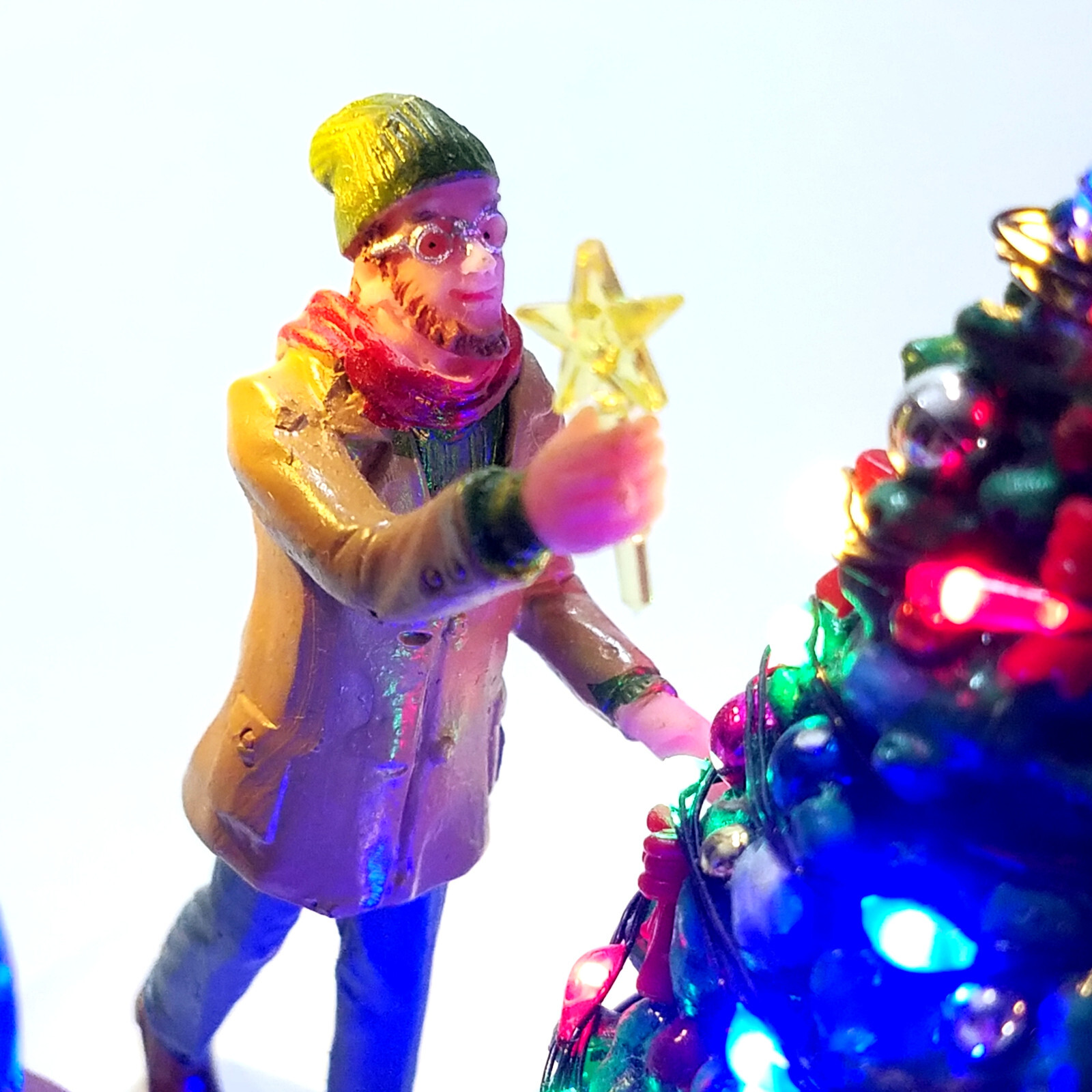 Lemax Rockin’ Around The Christmas Tree Caddington Village 44321 U2 Happy Family