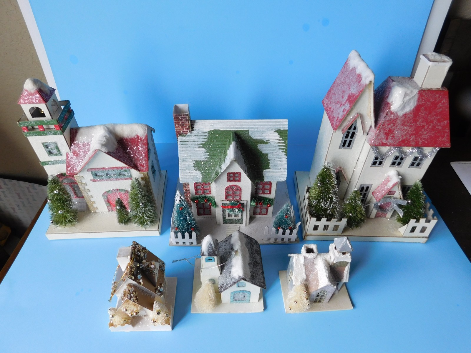 3 CARDBOARD VILLAGE HOUSES ARE DECORATED WITH GLITTER & LIGHT UP + 3 ORNAMENTS