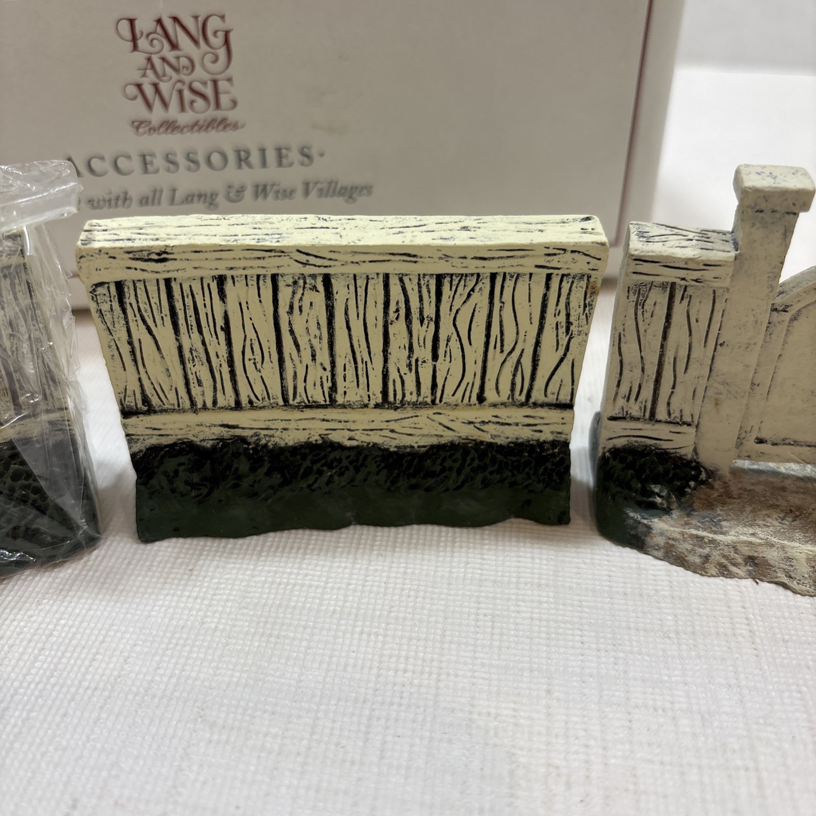 Lang and Wise Set Of 4 White Split Board, Fences Village Accessory – Green Base