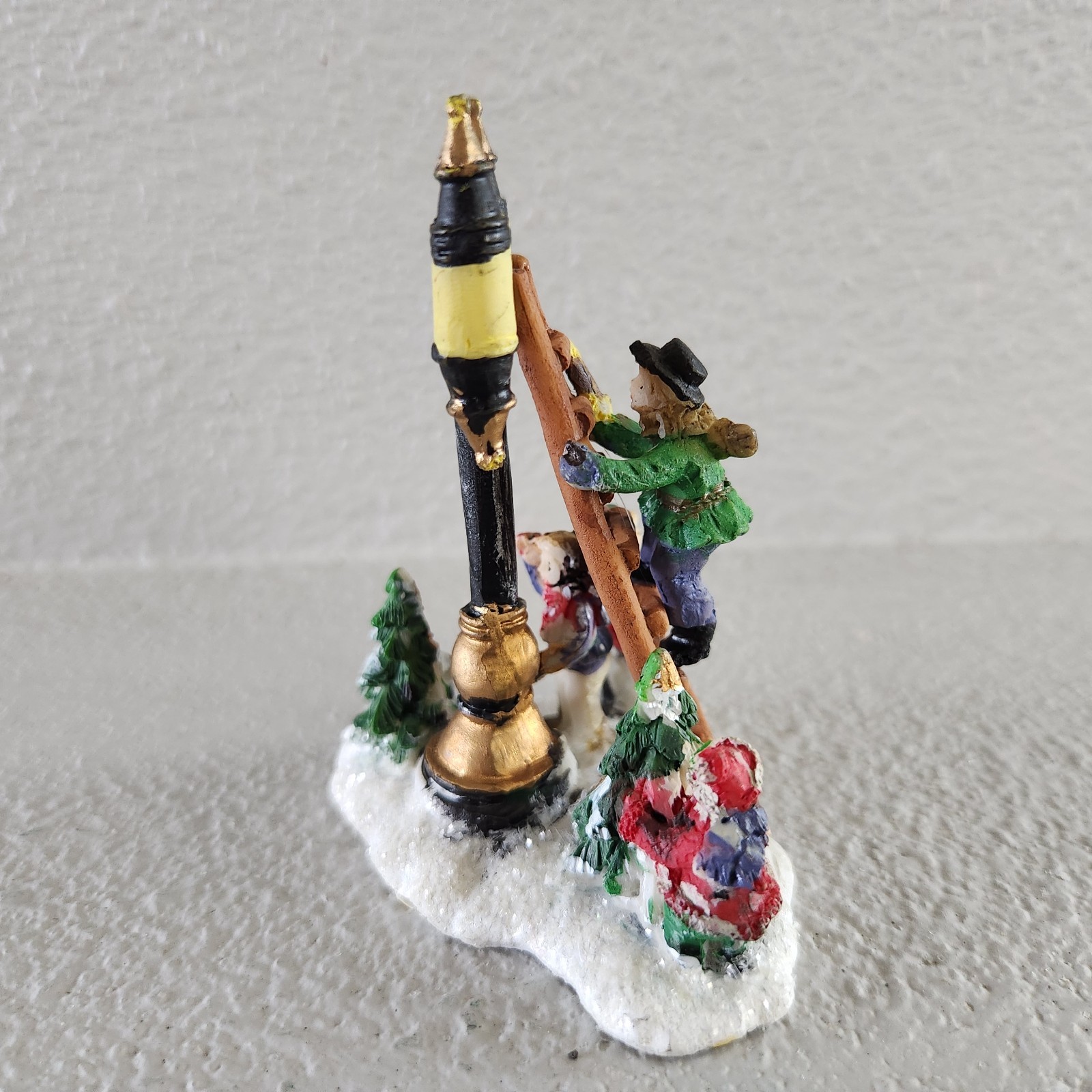 Vintage Cobblestone Corners Christmas Village Decorated Lamp Post