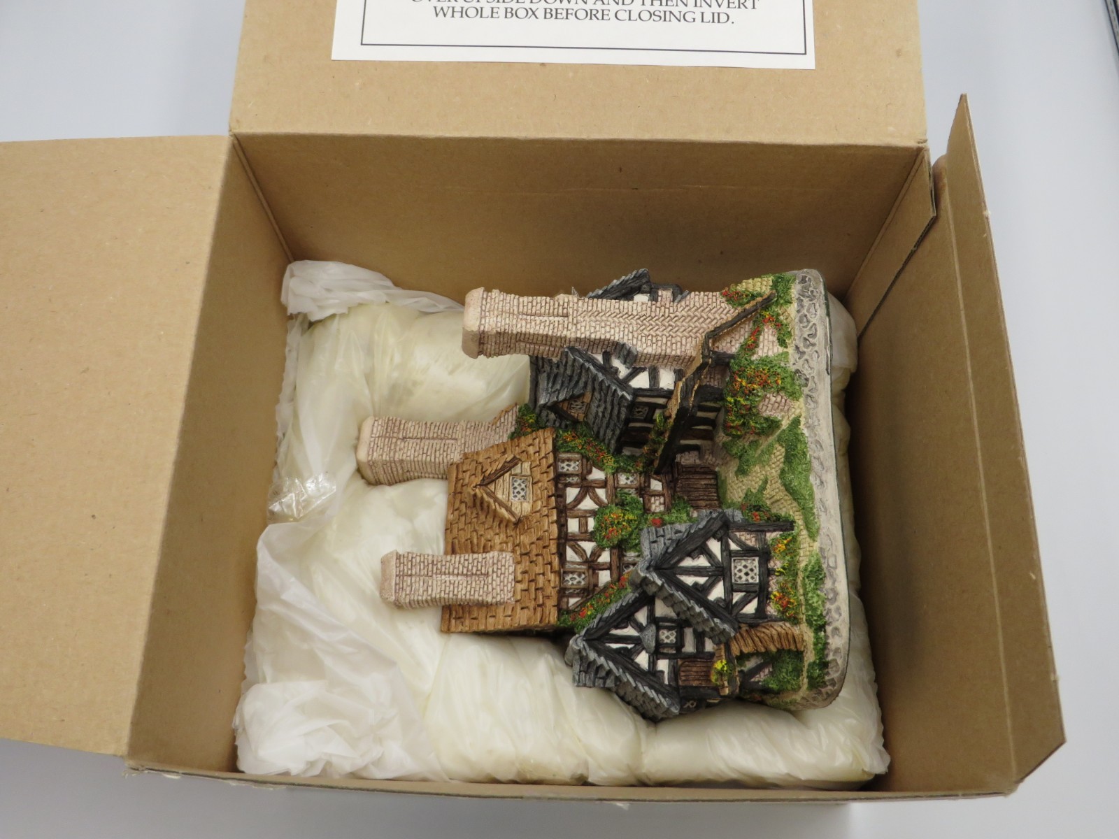 1983 David Winter Cottage Hertford Court Display COA Original Box Rare