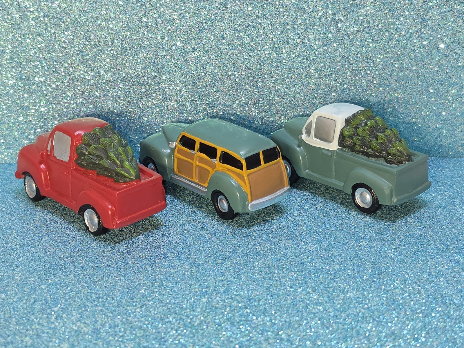 Christmas Village Car Truck Assessory Pieces Lot Of 3 Resin 3″ Holiday Accents