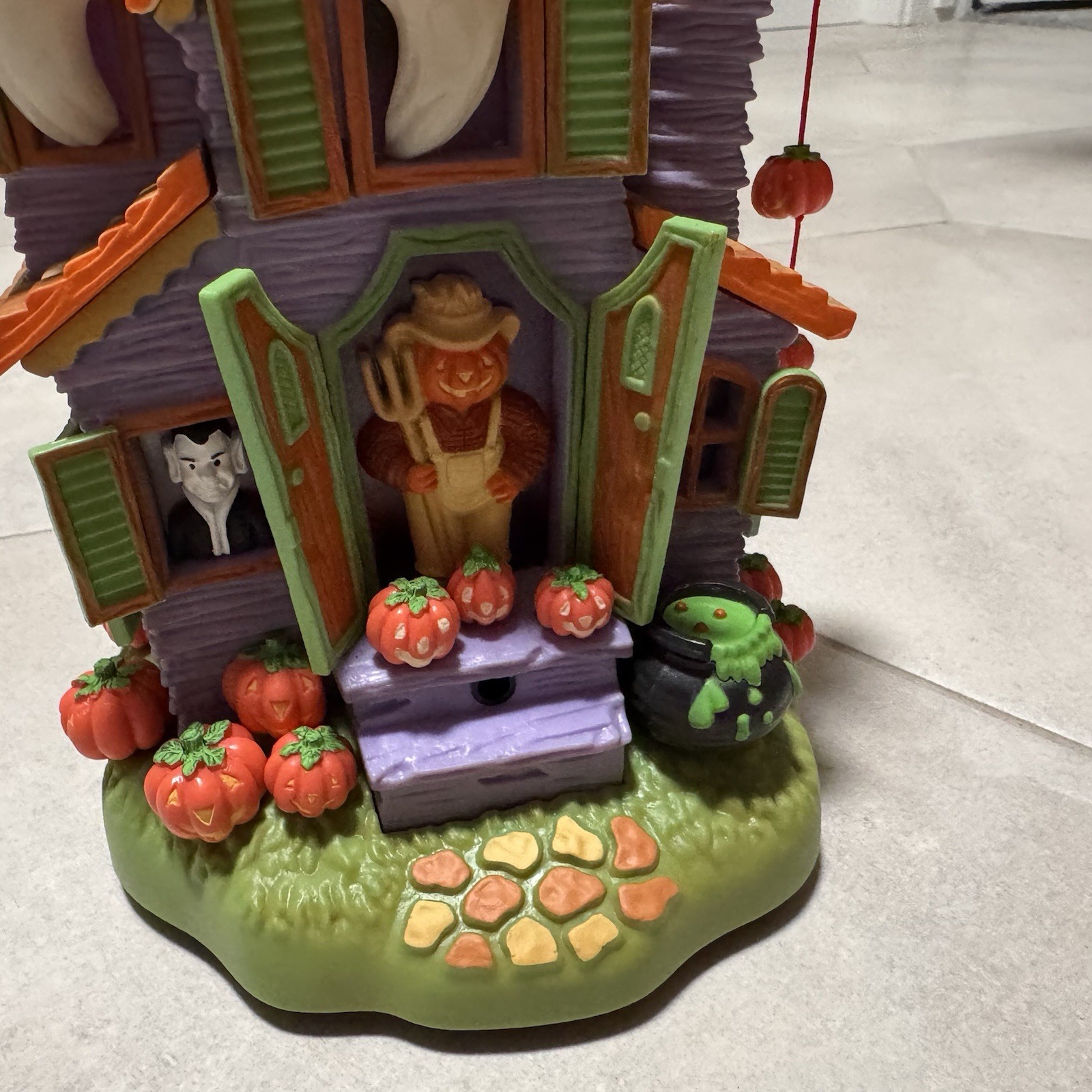 Halloween Haunted House “Boo Drop Inn” Village Motion Lights Sound Boxed