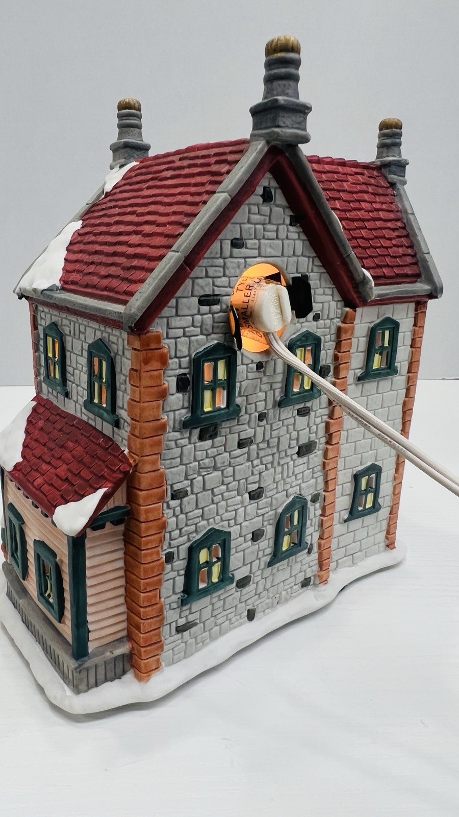 Christmas Delights “Apres Ski Lodge” Porcelain Lighted House Excellent !