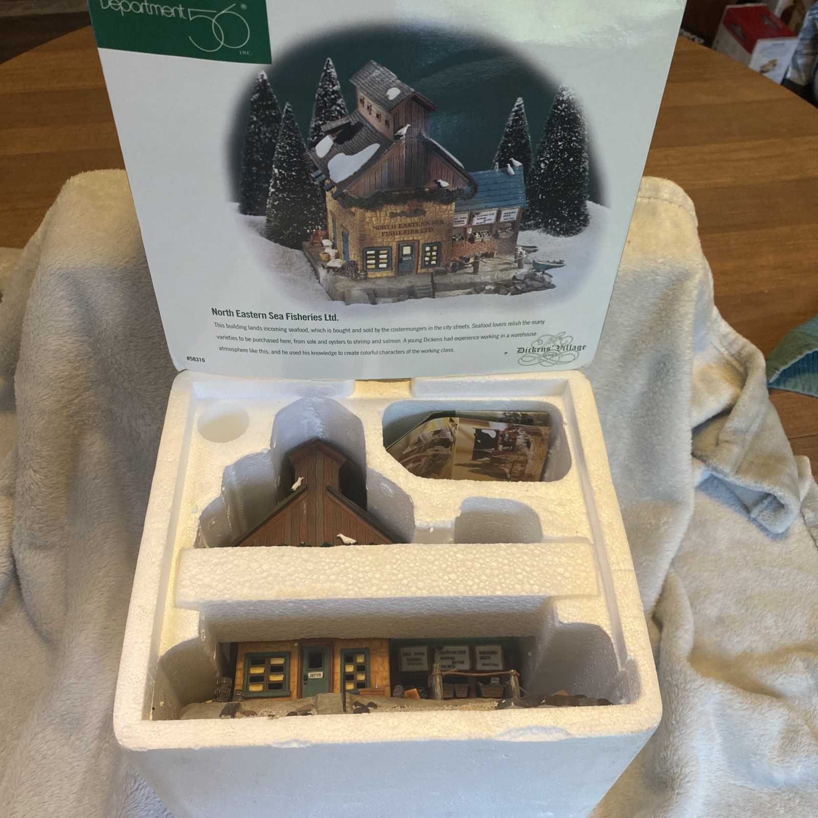 Department 56 Dickens Village North Eastern Sea Fisheries Original box (no cord)