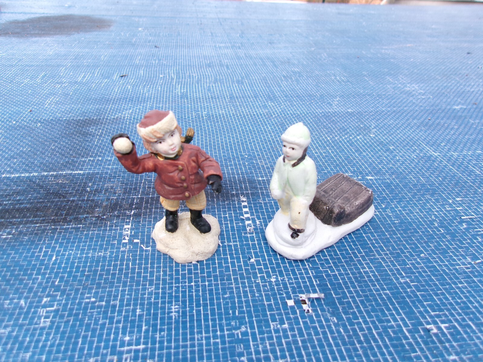 E: Christmas Village Resin/Ceramic 12 Pcs., Unbranded, 1 7/8″ to 3″ tall