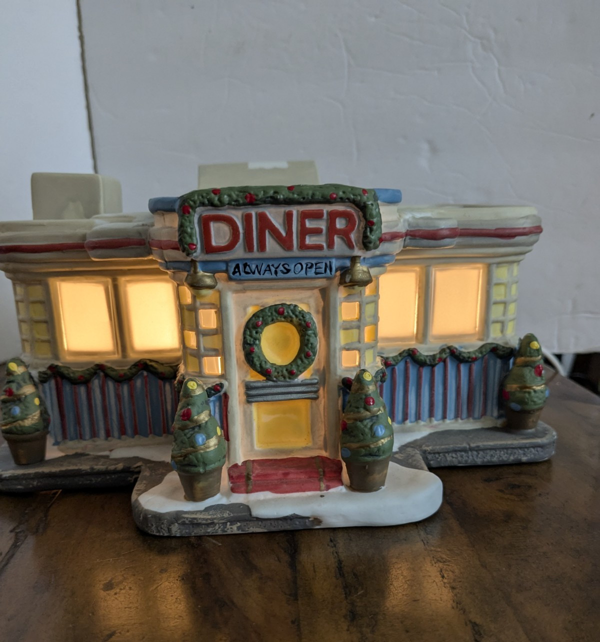Retroville Pop’s Diner Lighted Building MCM Santa’s Workshop Christmas Village