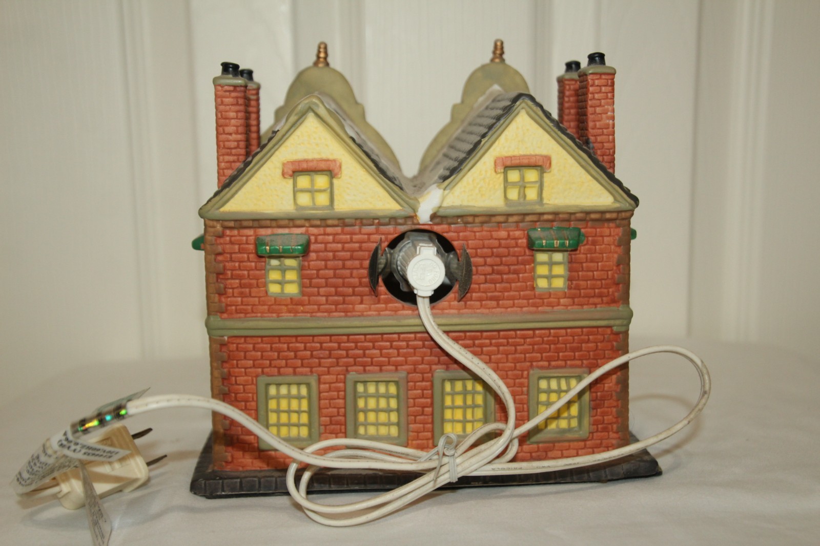 VINTAGE CHRISTMAS STREETS LIGHTED PORCELAIN HOUSE “GOLF SHOP” LIGHT CORD ORG BOX