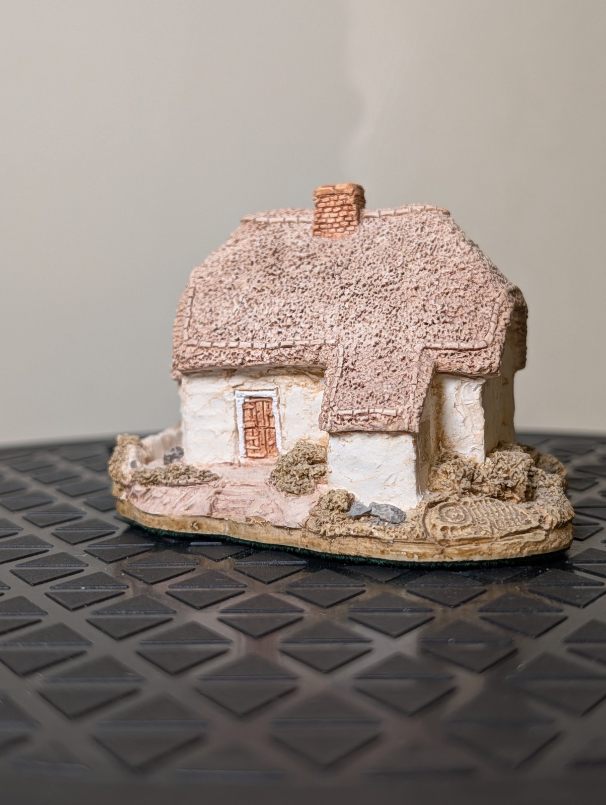 Lilliput Lane “Clover Cottage” From The English Collection, Dated 1987