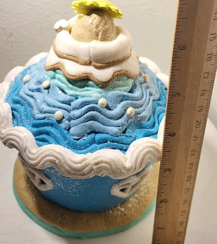 Valerie Parr Hill “I Love The Seashore” Cupcake Cottage Light Up