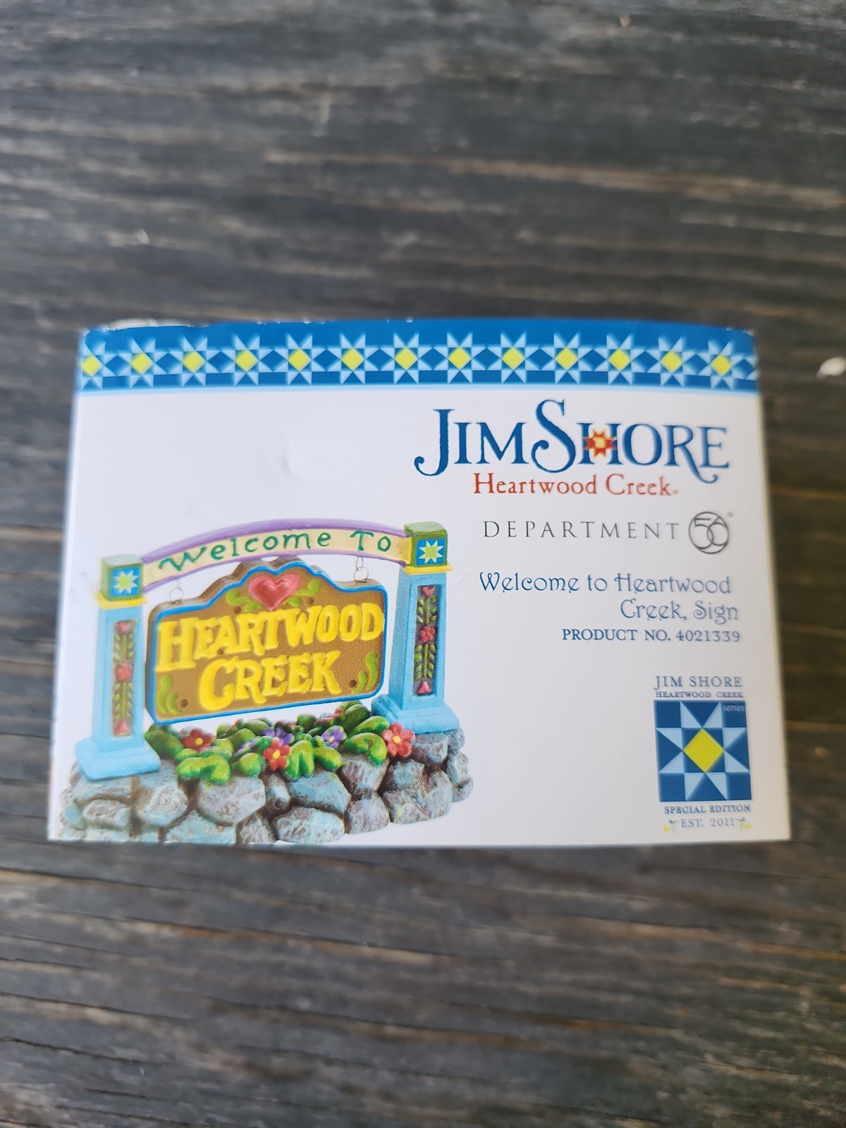 DEPT 56 NEW ENGLAND JIM SHORE Accessory WELCOME TO HEARTWOOD CREEK SIGN w/ box