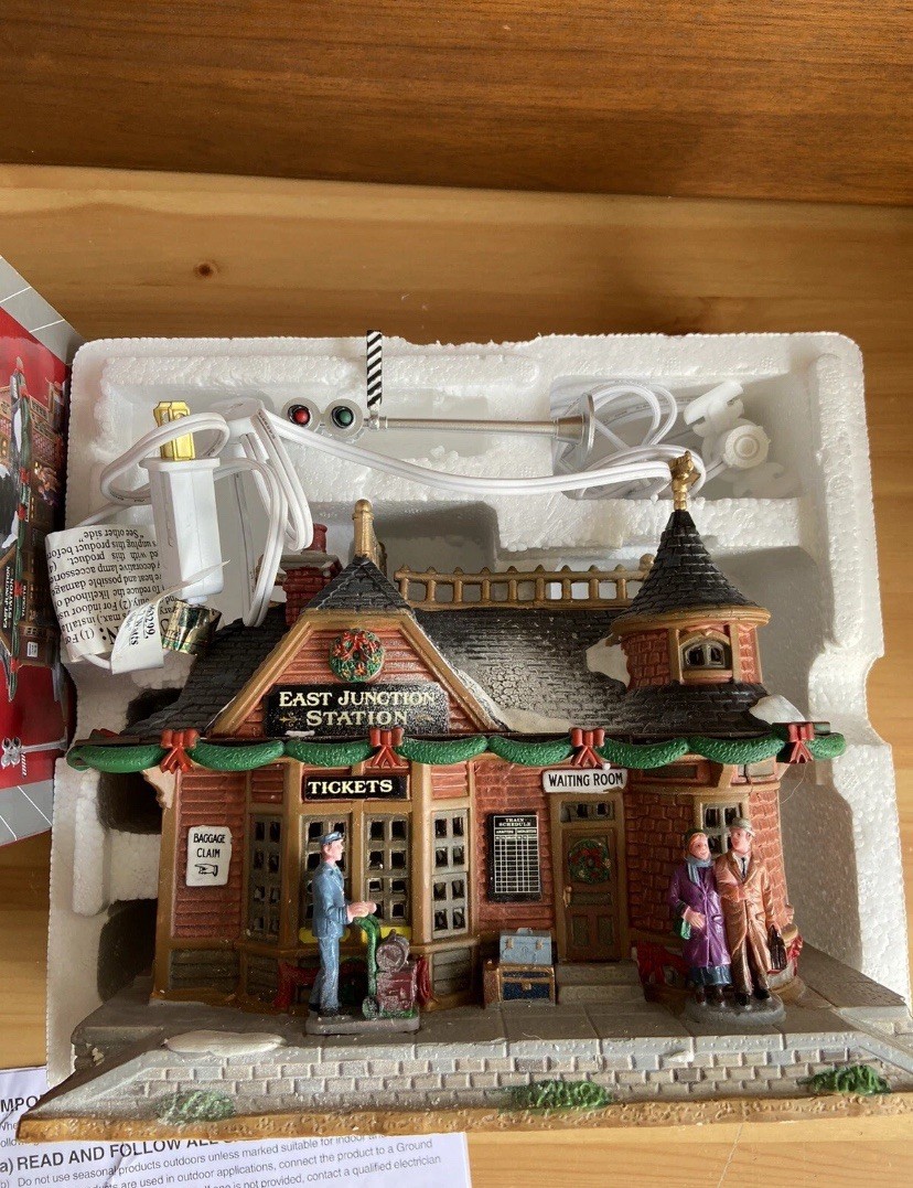 Lemax Christmas Village East Junction Train Station Lighted #75256 2017 Retired