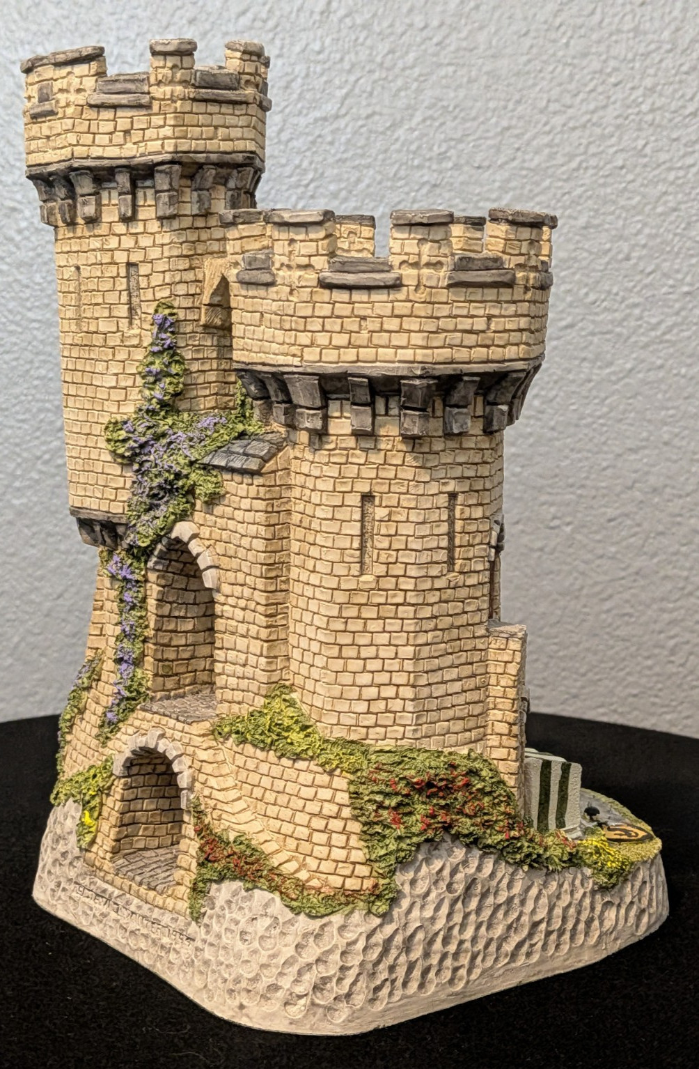 David Winter Cottages 1994 “The Kingmaker’s Castle” – Carnival Edition #233/2750