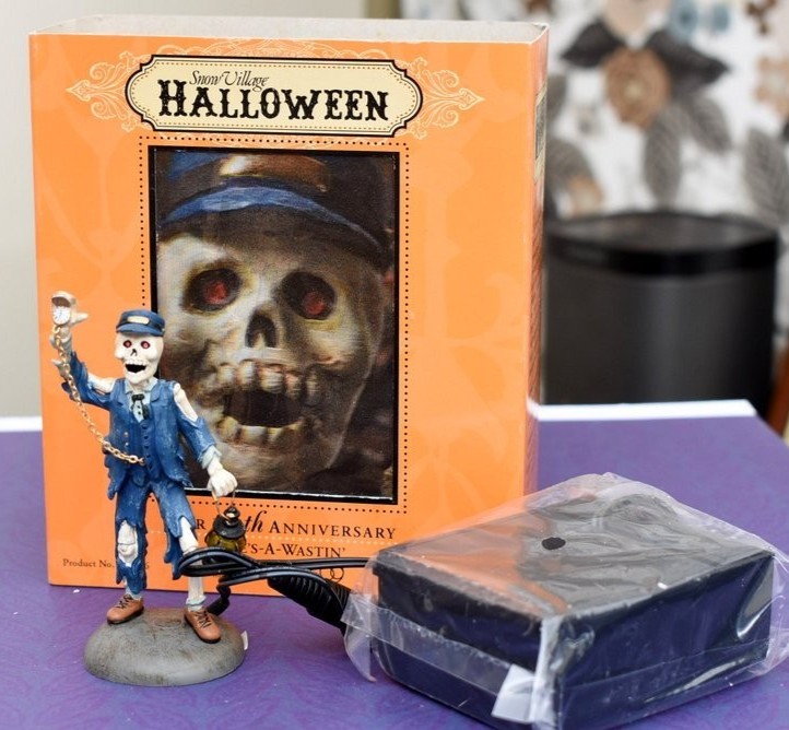Dept 56 800216 Halloween Times a Wastin 10th Anniversary Lighted Figure
