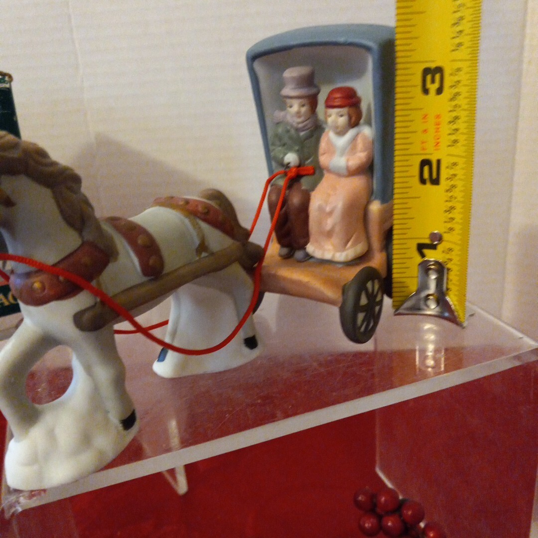 Vintage Venture Memories Collections Porcelain Horse Drawn Carriage W Couple Box
