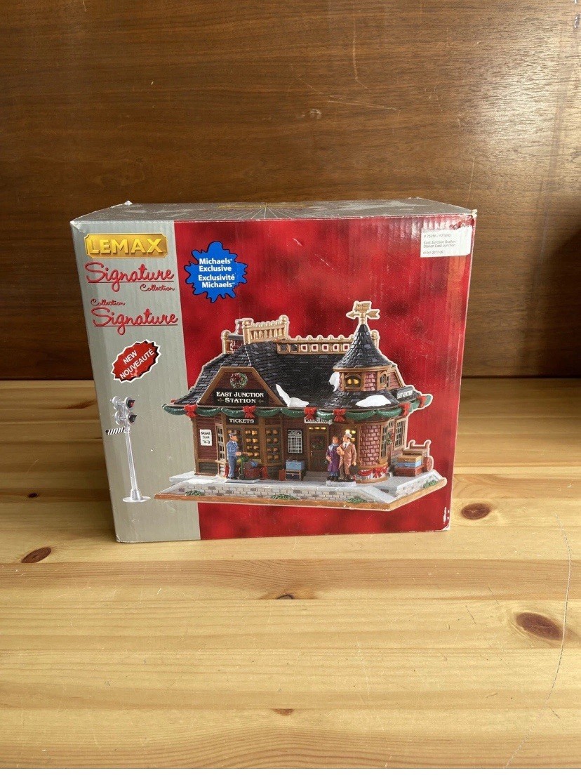 Lemax Christmas Village East Junction Train Station Lighted #75256 2017 Retired